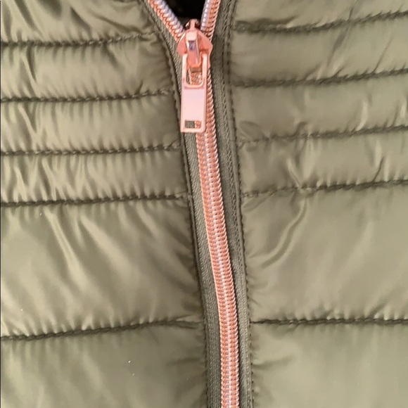 Nice olive green puffer coat!  Size medium - Picture 2 of 4